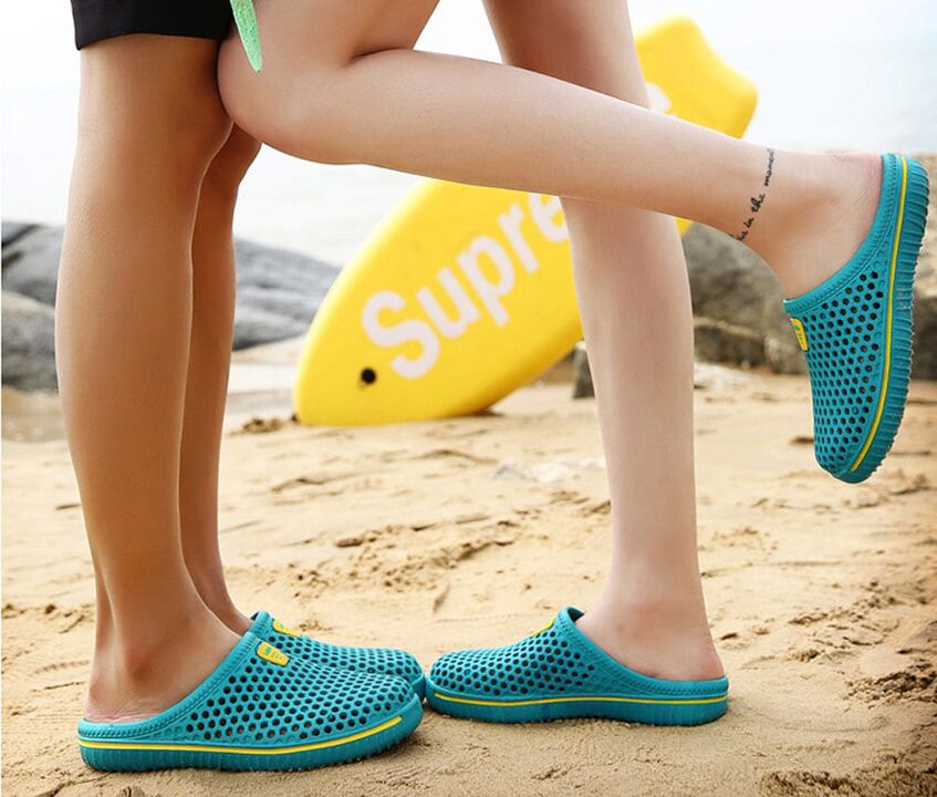 To prevent fungal infections, you should wear slippers when walking on the beach. 